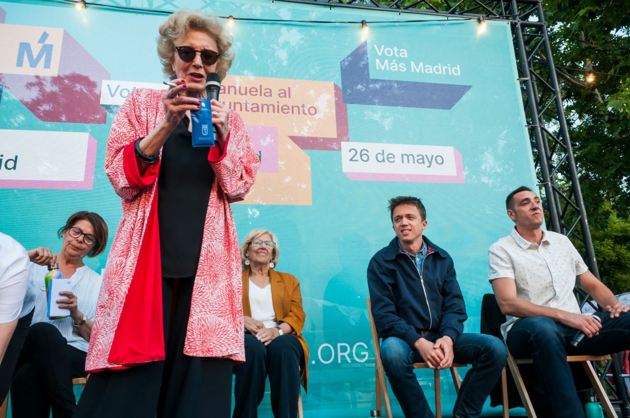 La actriz ha subido al escenario con uno de los ceniceros portátiles que regala Carmena a diestro y siniestro para depositar ahí las colillas y que no acaben en el suelo. 
