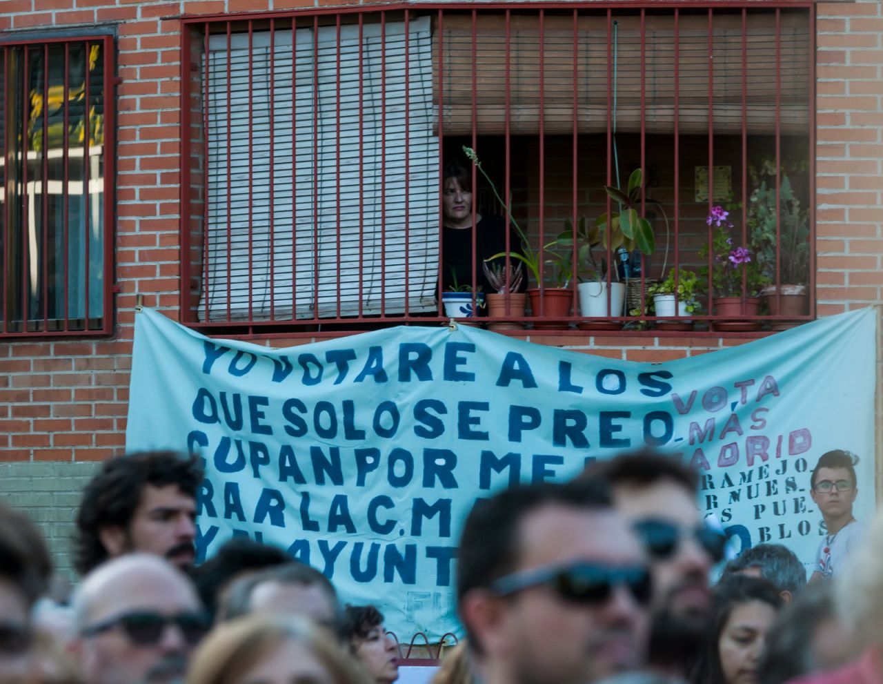 Otro de los carteles de apoyo a la plataforma en los balcones de la plaza. 