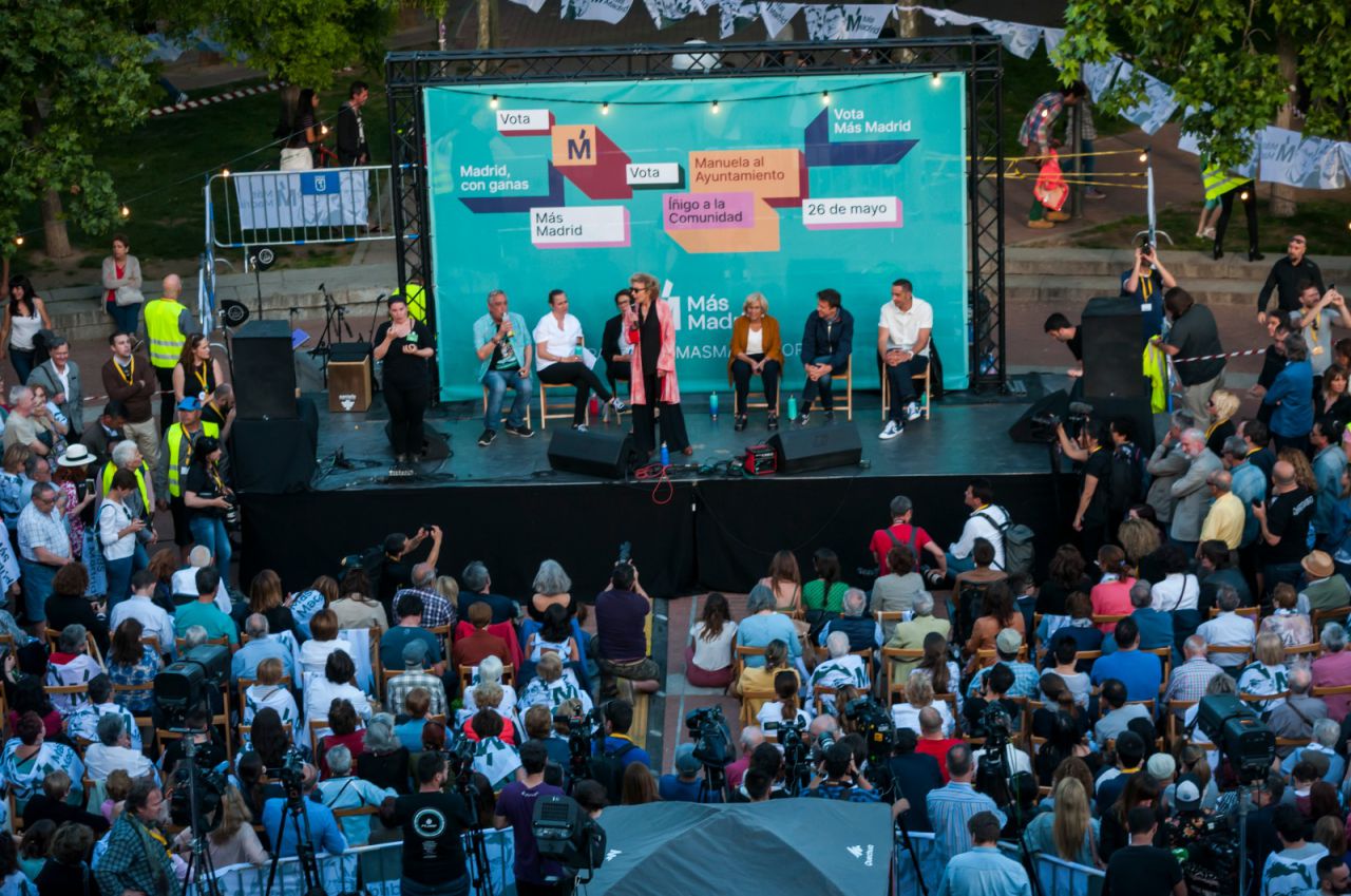 La alcaldesa y candidata Manuela Carmena y el cabeza de lista de Más Madrid en la Comunidad, Íñigo Errejón, se han rodeado de parte de sus equipos en el mitin de cierre de campaña.