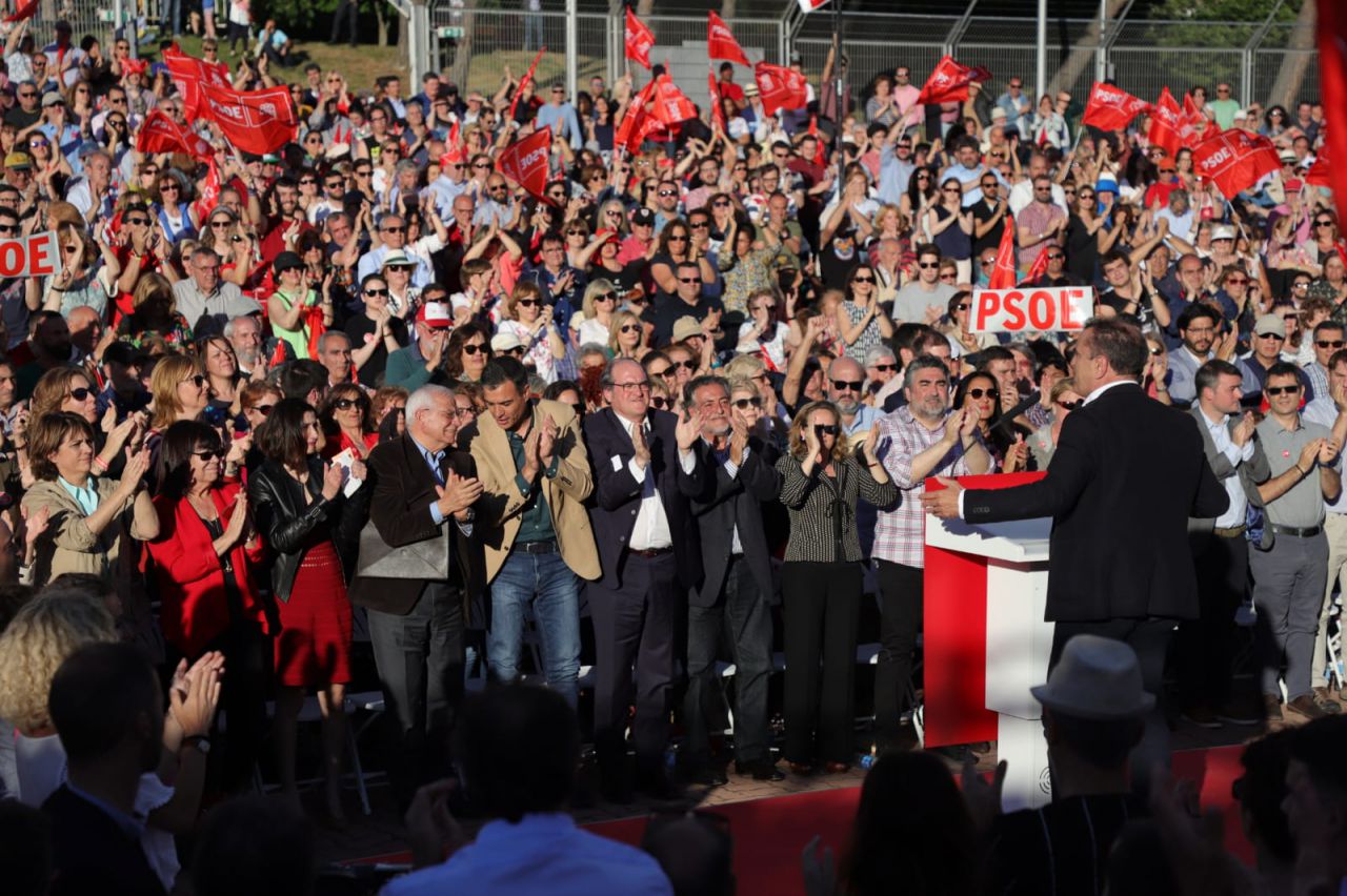 Los asistentes, en pie aplaudiendo a José Manuel Franco. 