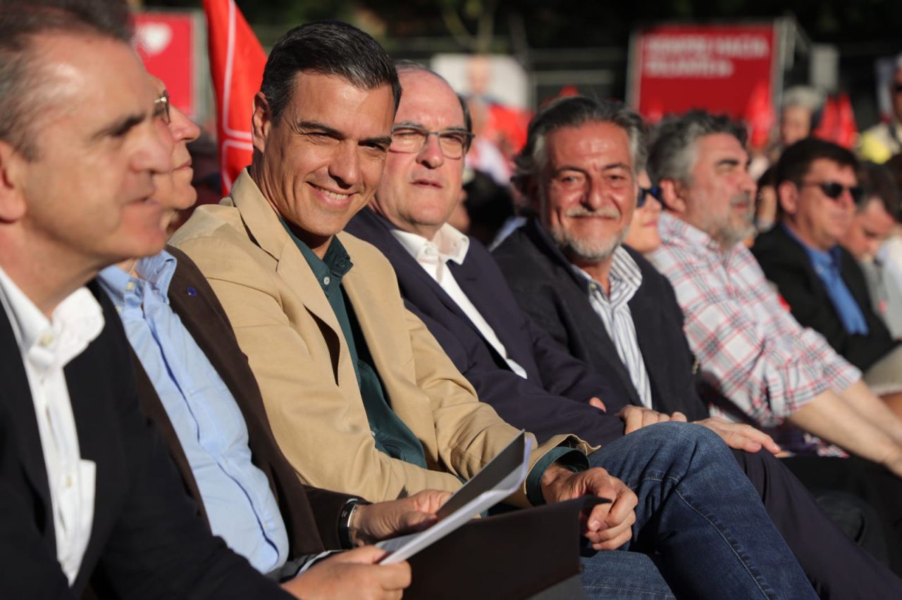 Semblantes sonrientes y relajados de los líderes socialistas. 