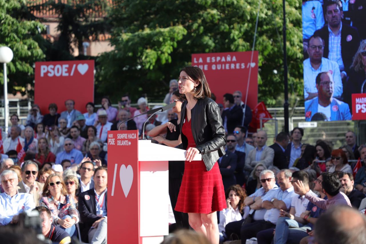 El color rojo, protagonista hasta en la vestimenta.