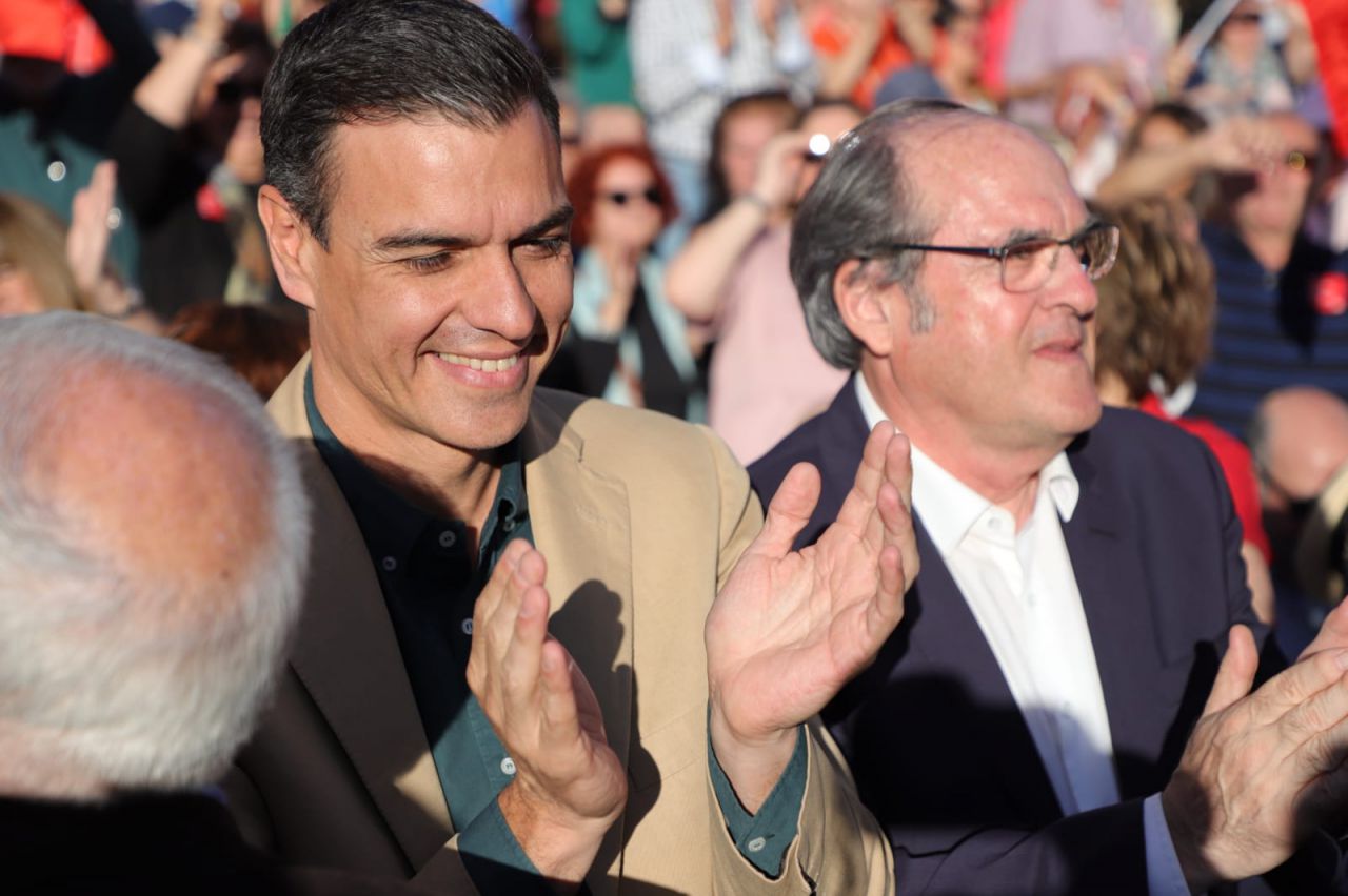 El presidente del Gobierno, Pedro Sánchez, muy sonriente junto al candidato a la Comunidad de Madrid, Ángel Gabilondo.