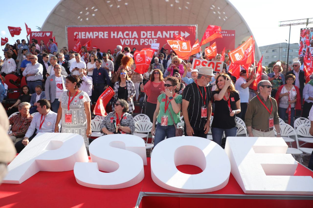 Centenares de personas han arropado a los candidatos socialistas.