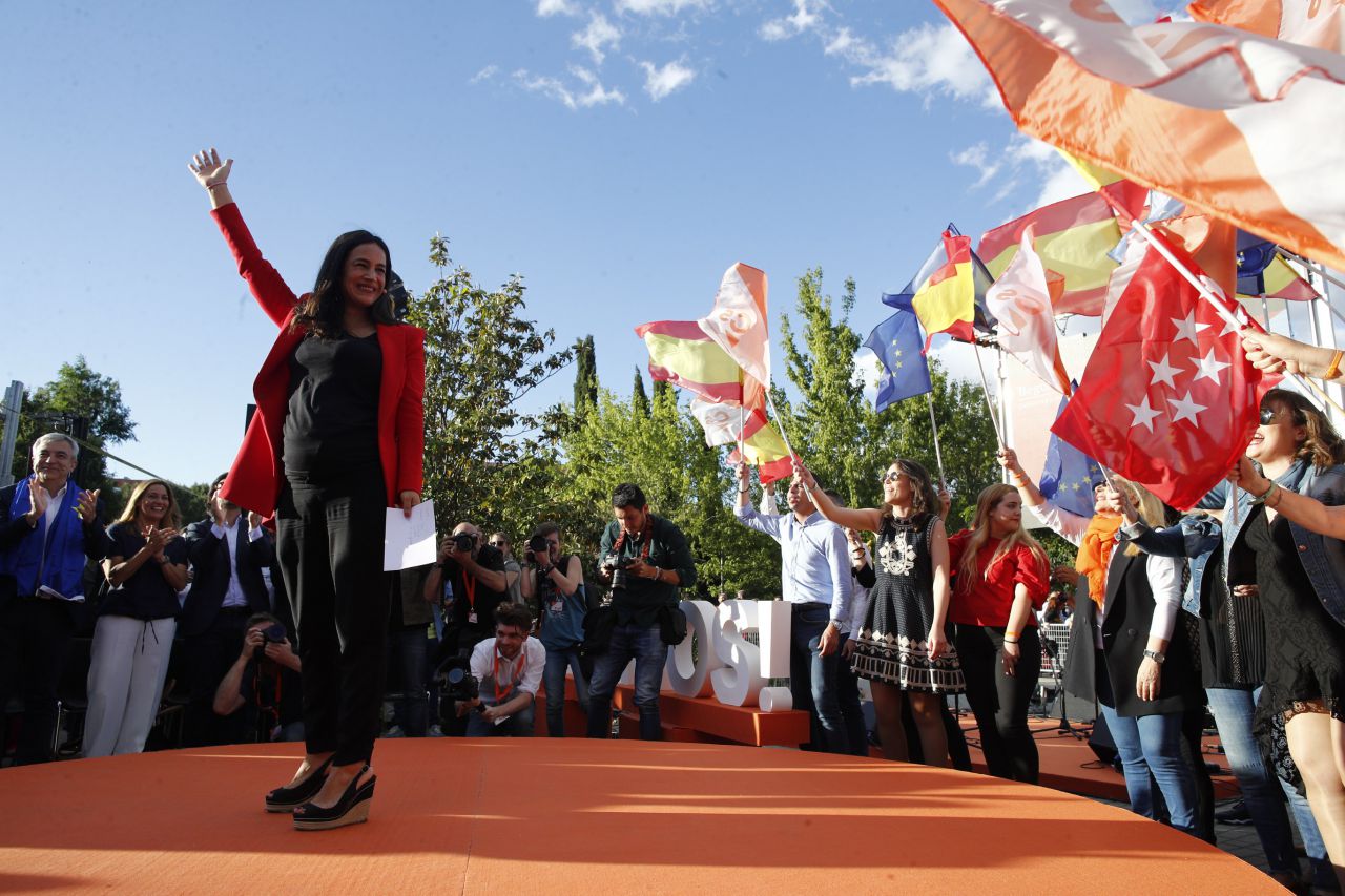 Esta ha sido, de hecho, la primera aparición pública de la candidata al Ayuntamiento tras haber sido ingresada por una complicación derivada de la cesárea por la que dio a luz a su hija hace una semana. 