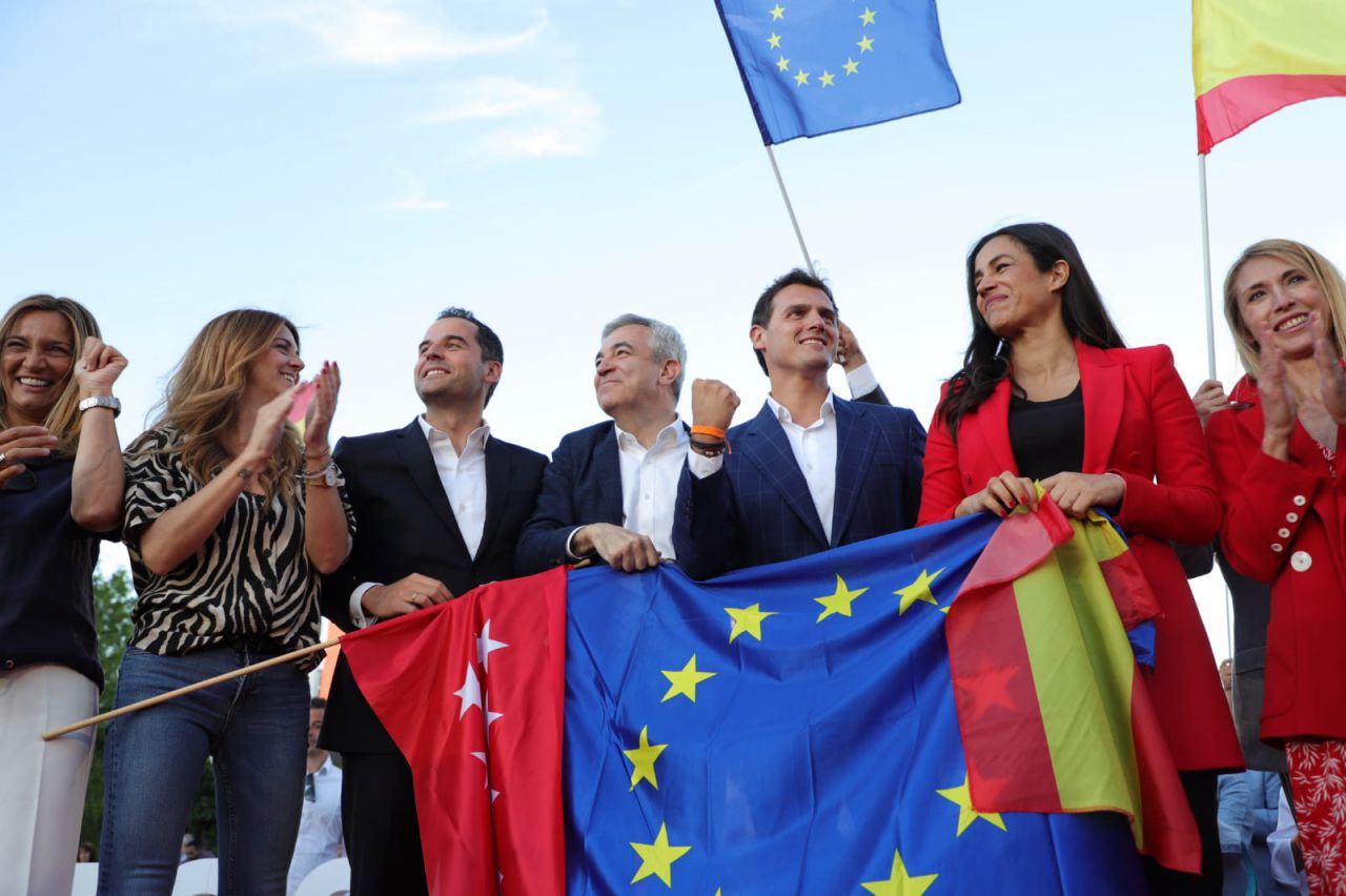 La bandera de la Comunidad de Madrid ha estado acompañada de insignias de la UE y de España. 