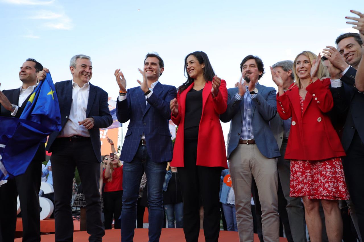 Ignacio Aguado, candidato a la Comunidad; Luis Garicano, al Parlamento Europeo; el líder nacional de la formación naranja, Albert Rivera; y Begoña Villacís, candidata al Ayuntamiento, han sido los protagonistas del acto, al que también ha asistido, entre otros, Silvia Saavedra, que sustituyó a Villacís en el debate de Telemadrid el pasado miércoles.  