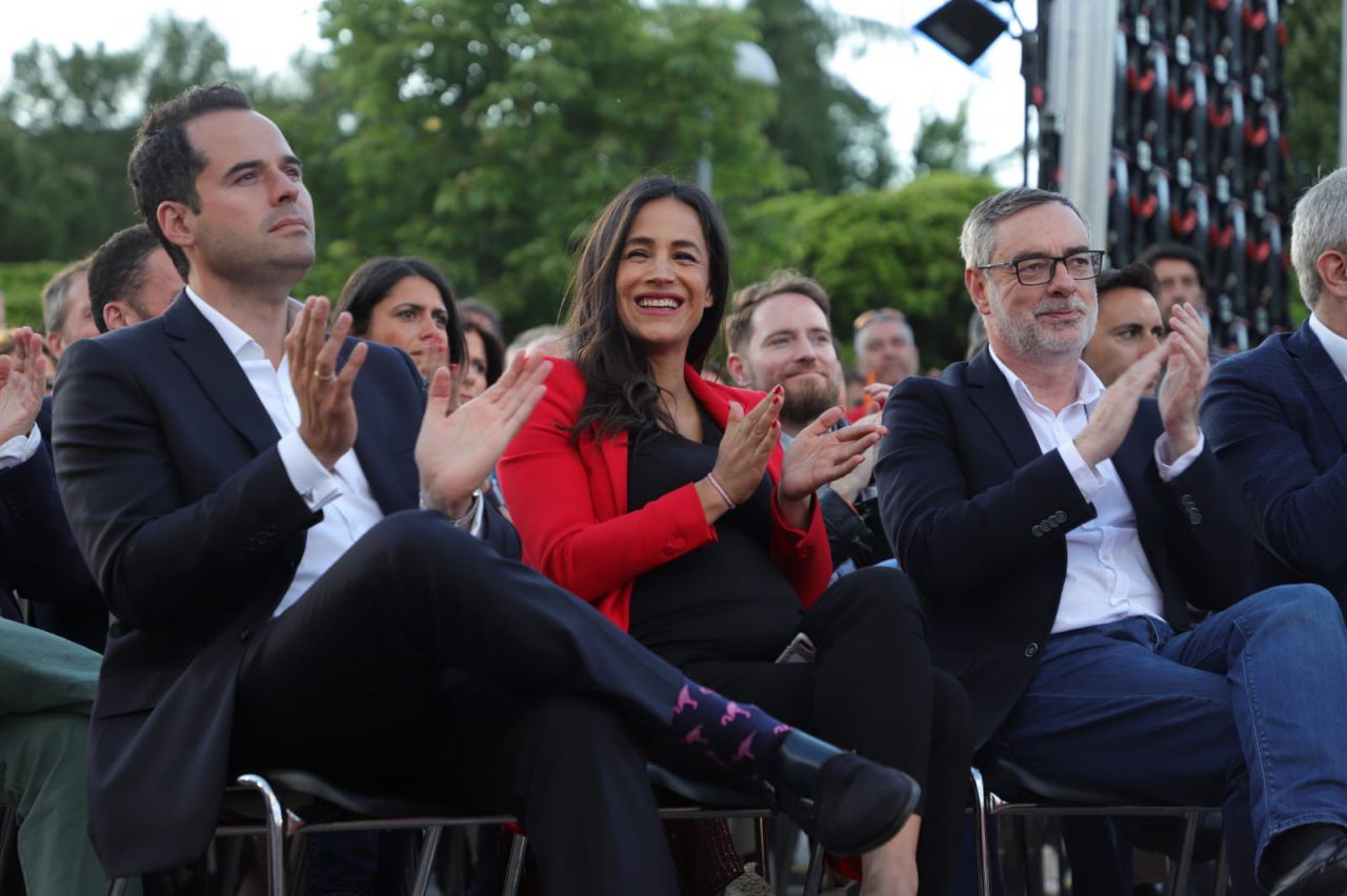 Los tres candidatos (Ignacio Aguado, Begoña Villacís y Luis Garicano), durante el discurso de Rivera. 