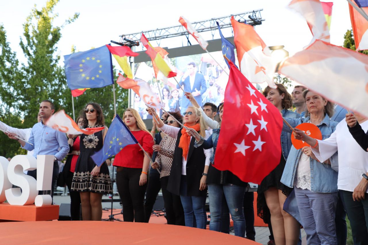 Las banderas han inundado el acto, repartidas entre los asistentes. 