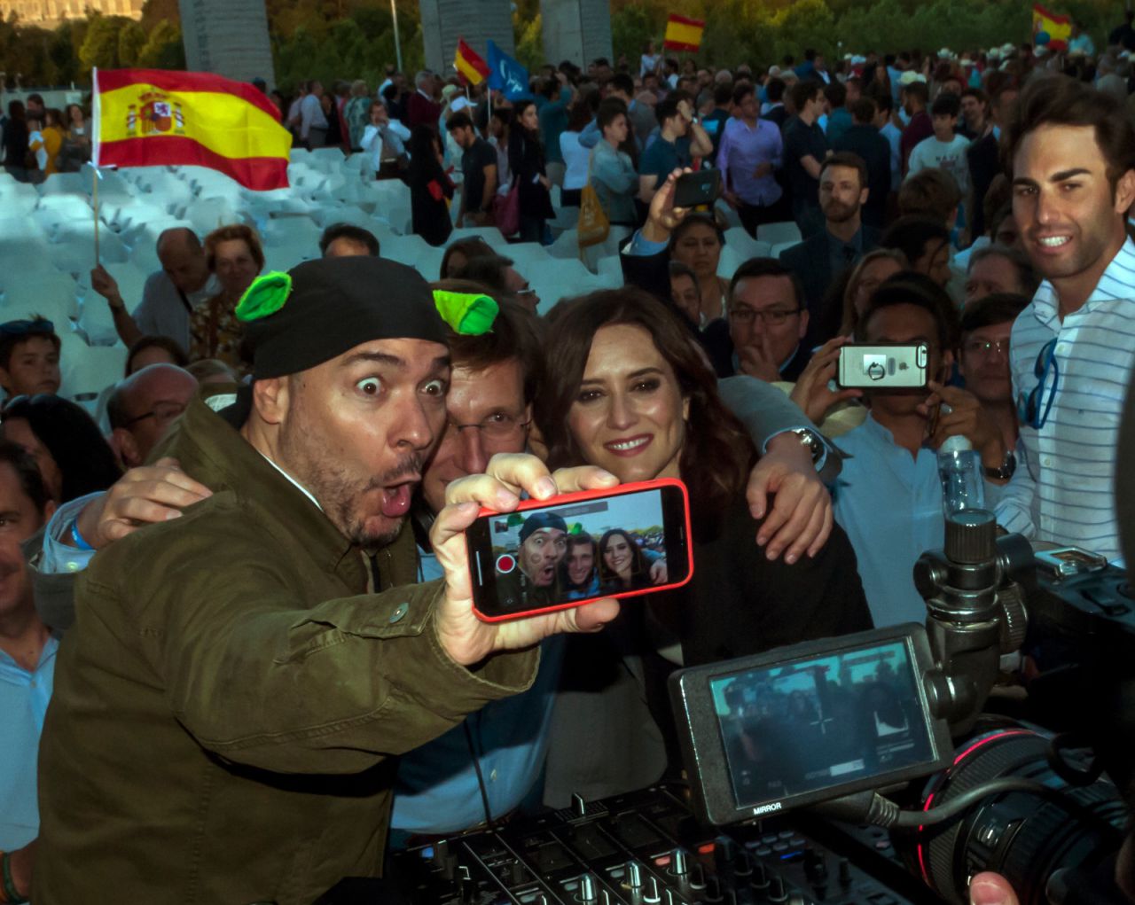 DJ El Pulpo y los candidatos, en pleno 'selfie'.