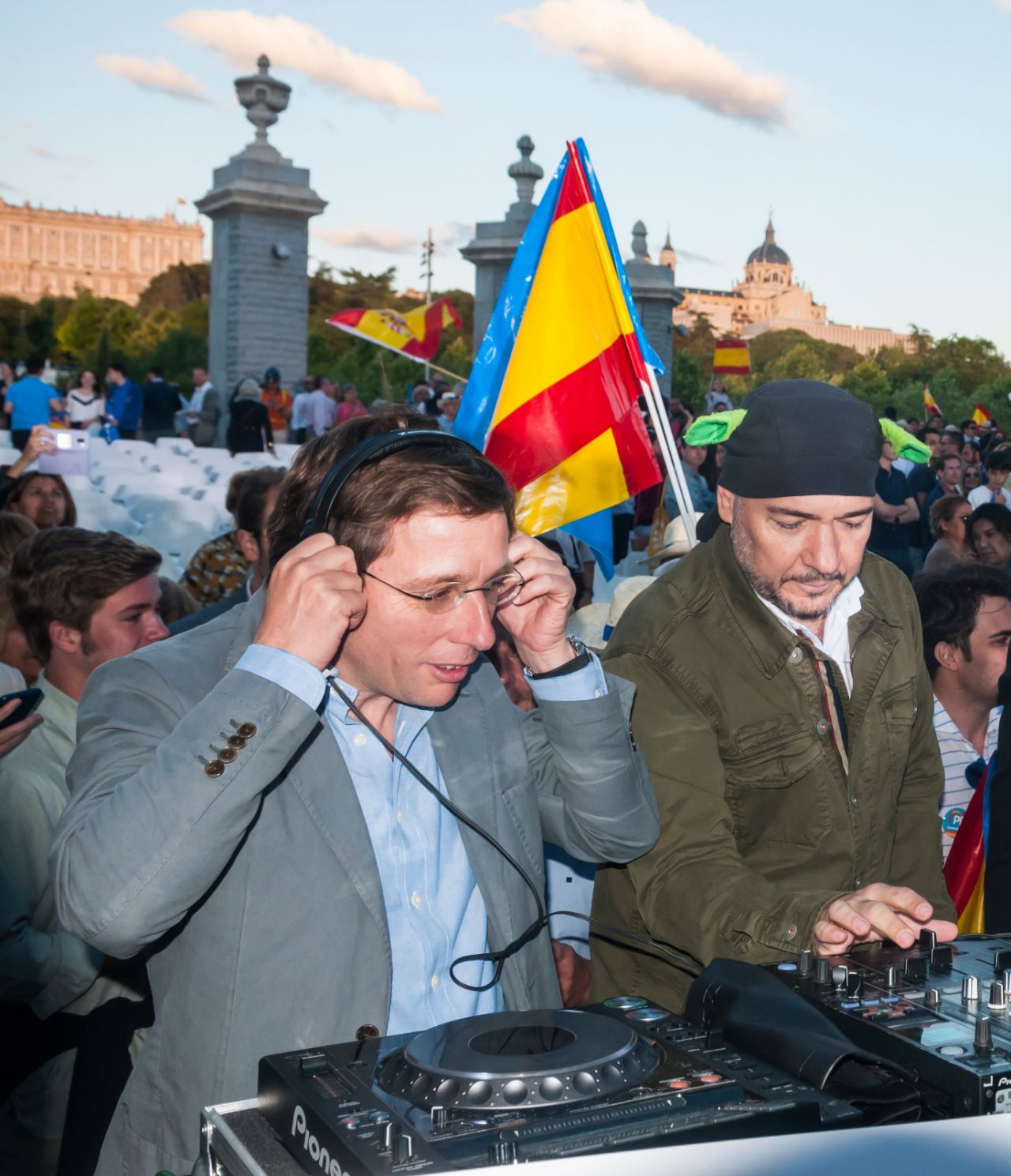 Martínez Almeida y DJ El Pulpo.