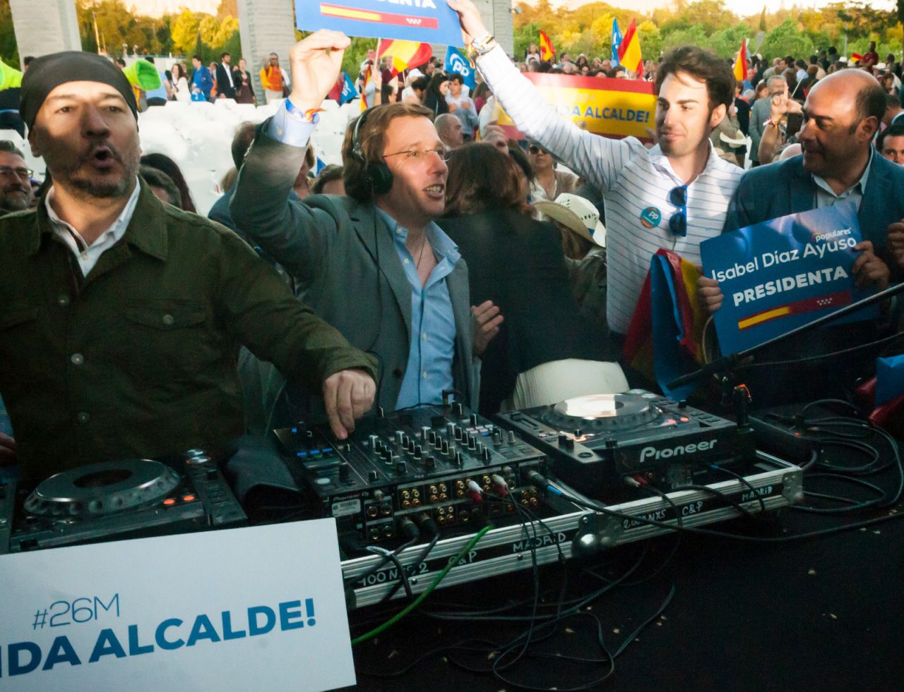 Martínez Almeida ha hecho sus pinitos como DJ.