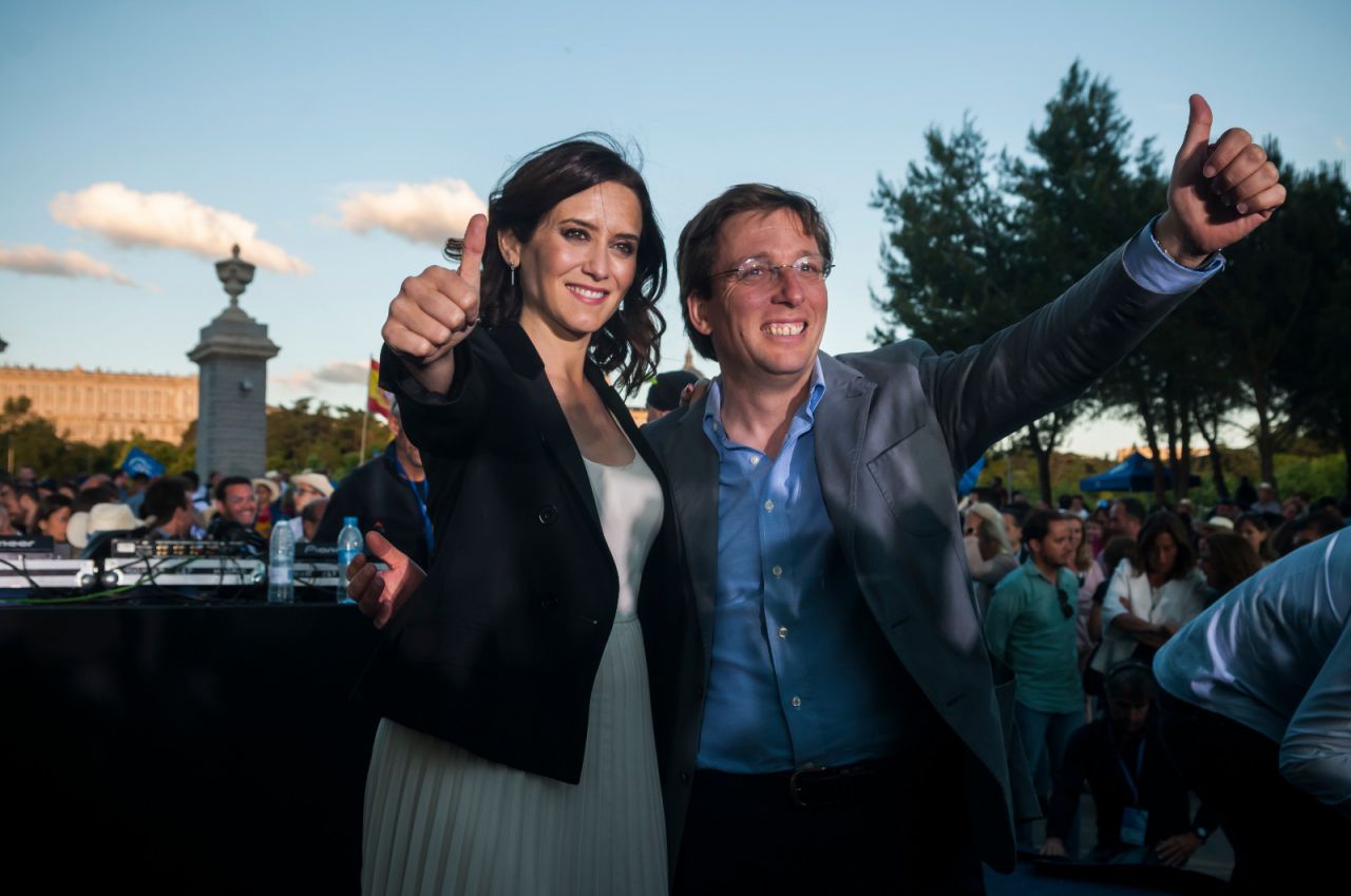 Los candidatos a la Comunidad de Madrid y a la Alcaldía de la ciudad han festejado el fin de la campaña electoral.