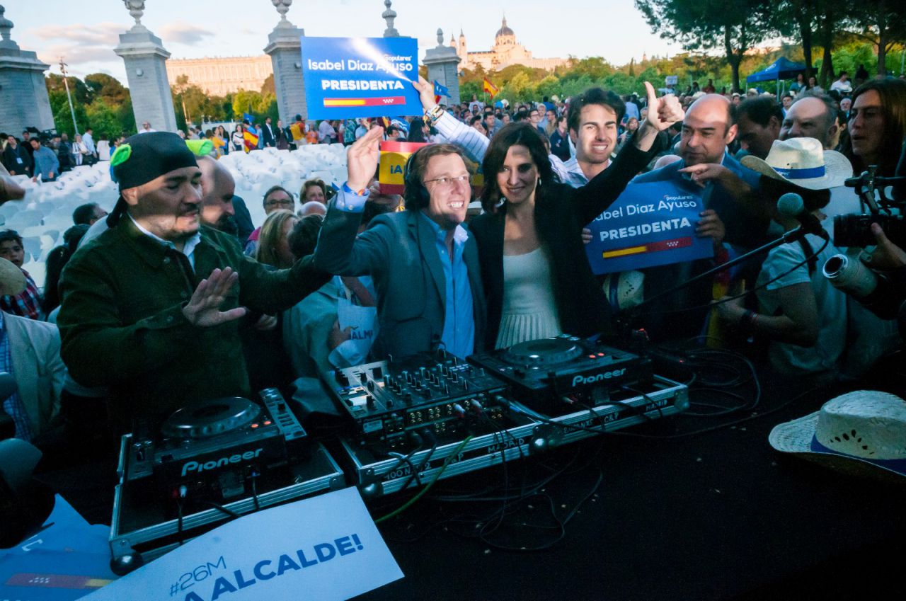 DJ El Pulpo, junto a José Luis Martínez Almeida e Isabel Díaz Ayuso.