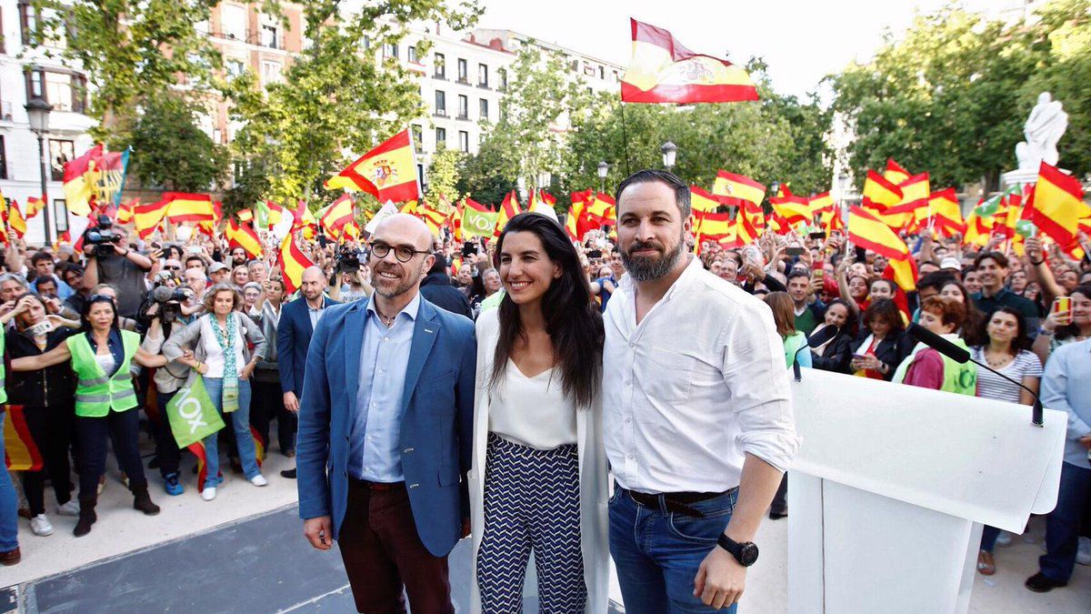 Este viernes, Vox ha reunido a un millar de seguidores que compartían plaza con niños jugando en el parque y vecinos paseando a sus perros. En la imagen, el candidato al Europa, Jorge Buxadé, junto a Monasterio y Abascal. 