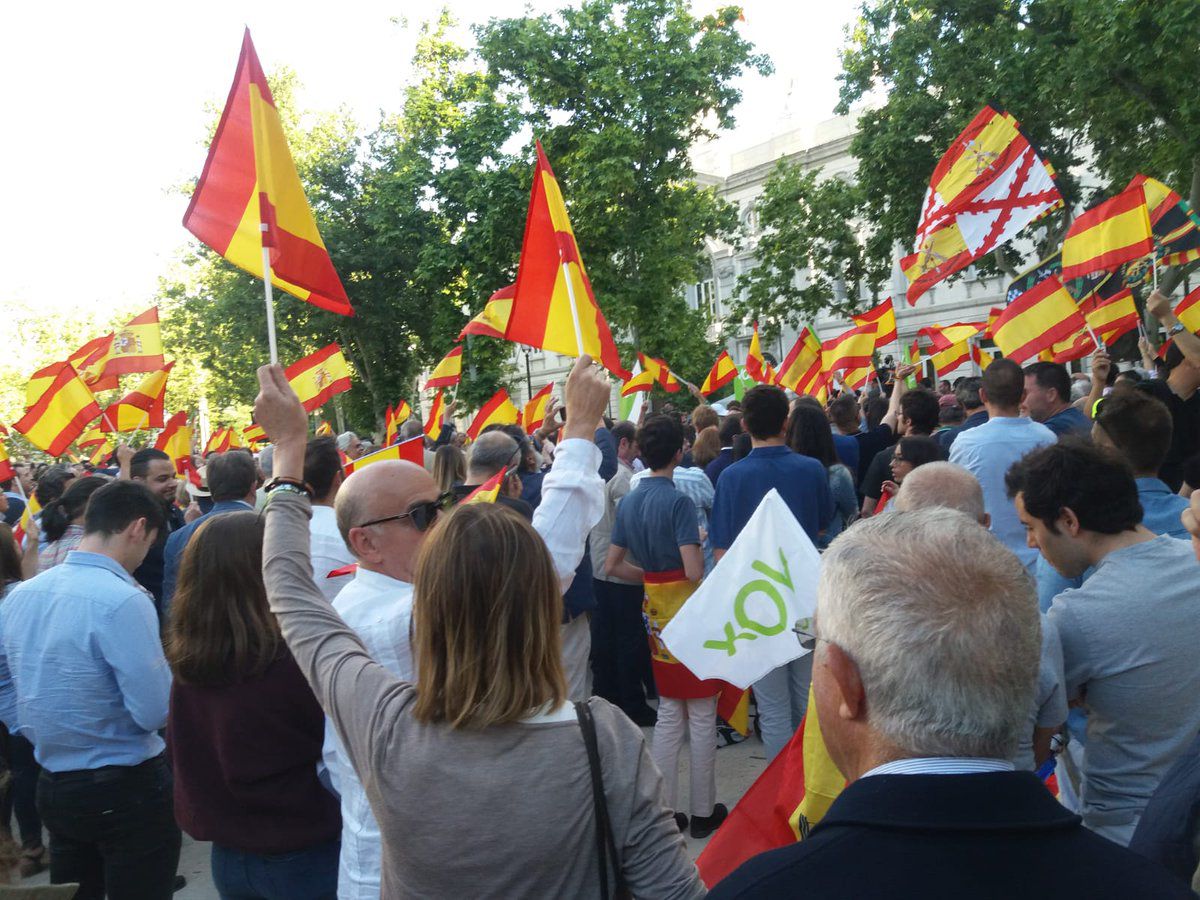 El ambiente que se respiraba era muy diferente a la euforia del cierre de campaña de las elecciones generales de hace tan solo un mes, cuando 9.000 personas desbordaron la plaza de Colón para escuchar a sus líderes.
