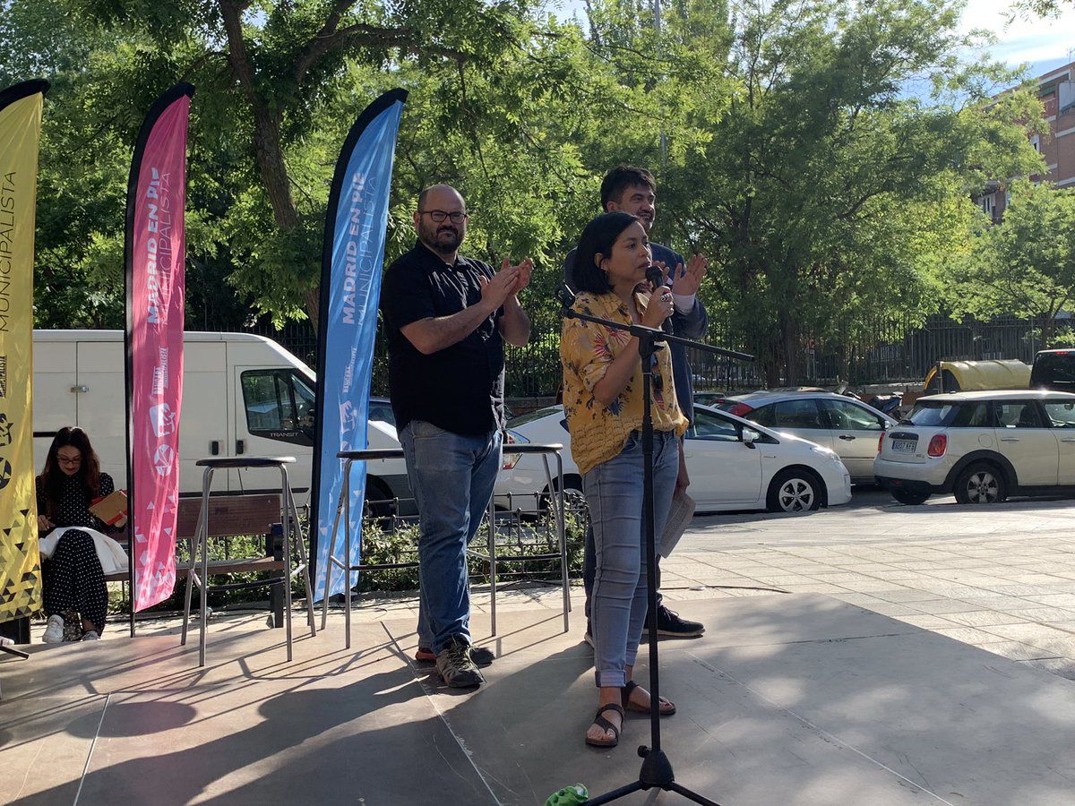 Rommy Arce toma la palabra en la plaza de los Chorros. 