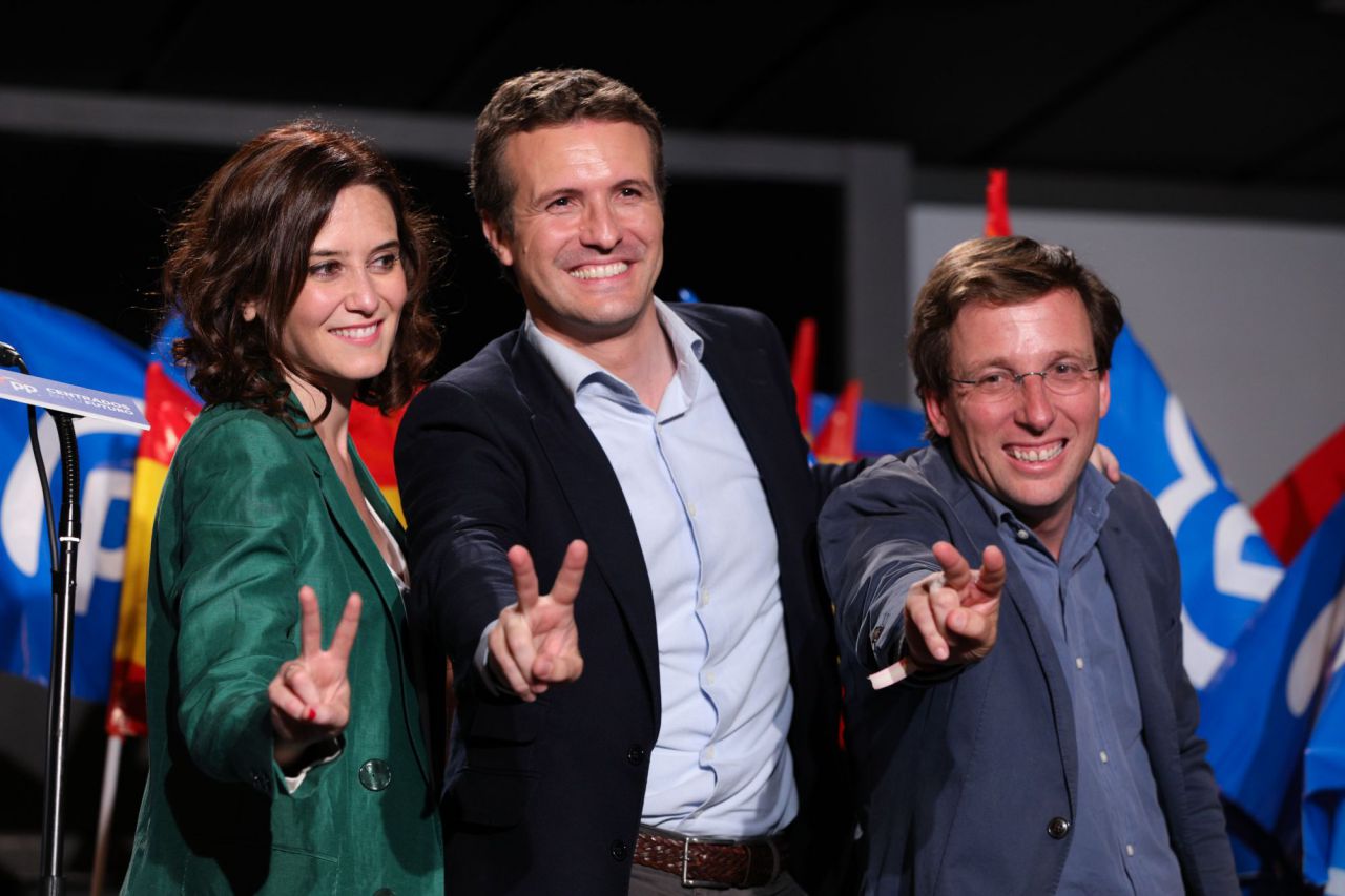 Isabel Díaz Ayuso, Jose Luis Martínez Almeida y Pablo Casado celebran los resultados del 26M en Génova.