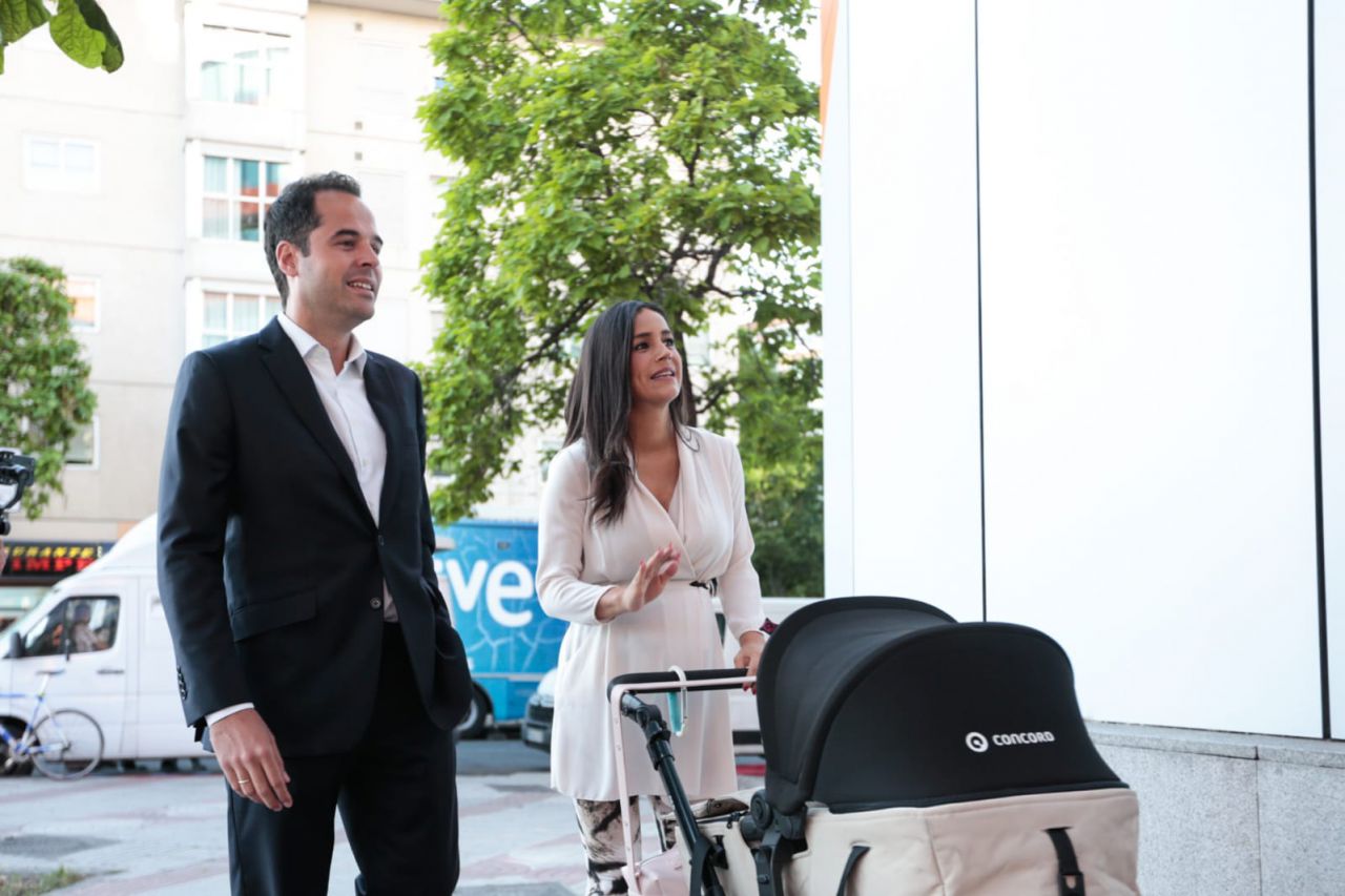 Ignacio Aguado, candidato de Cs a la presidencia de la Comunidad de Madrid llega junto a Begoña Villacís, candidata a la alcaldía de la capital. Ambos se han desplazado a la sede central de Ciudadanos para seguir la noche electoral.