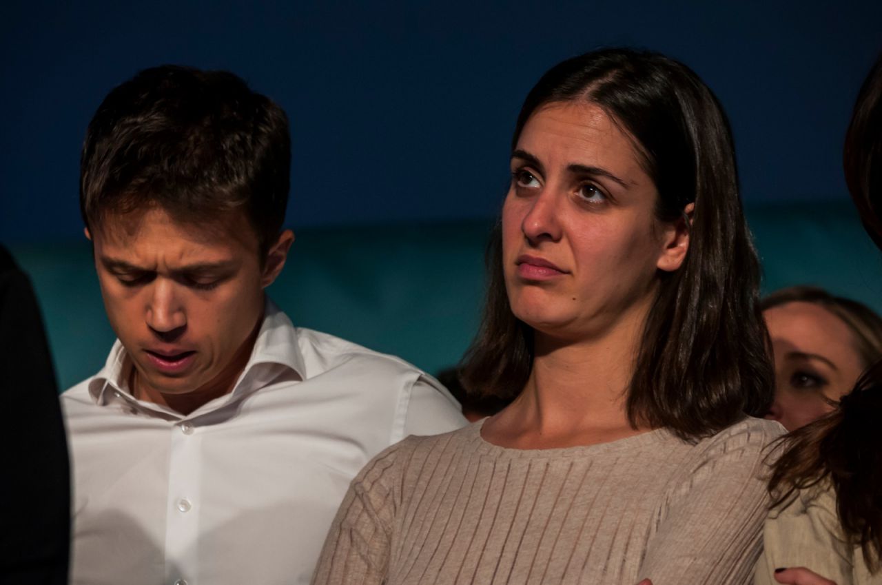 Rita Maestre e Íñigo Errejón, tristes durante la comparecencia de Manuela Carmena.