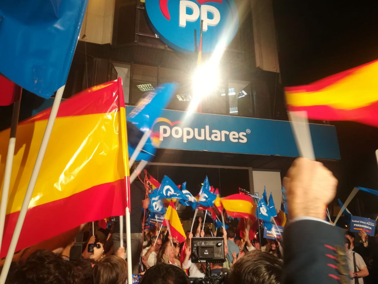 Alegría en la sede del PP, en calle Génova, antes de la aparición de los candidatos del partido.