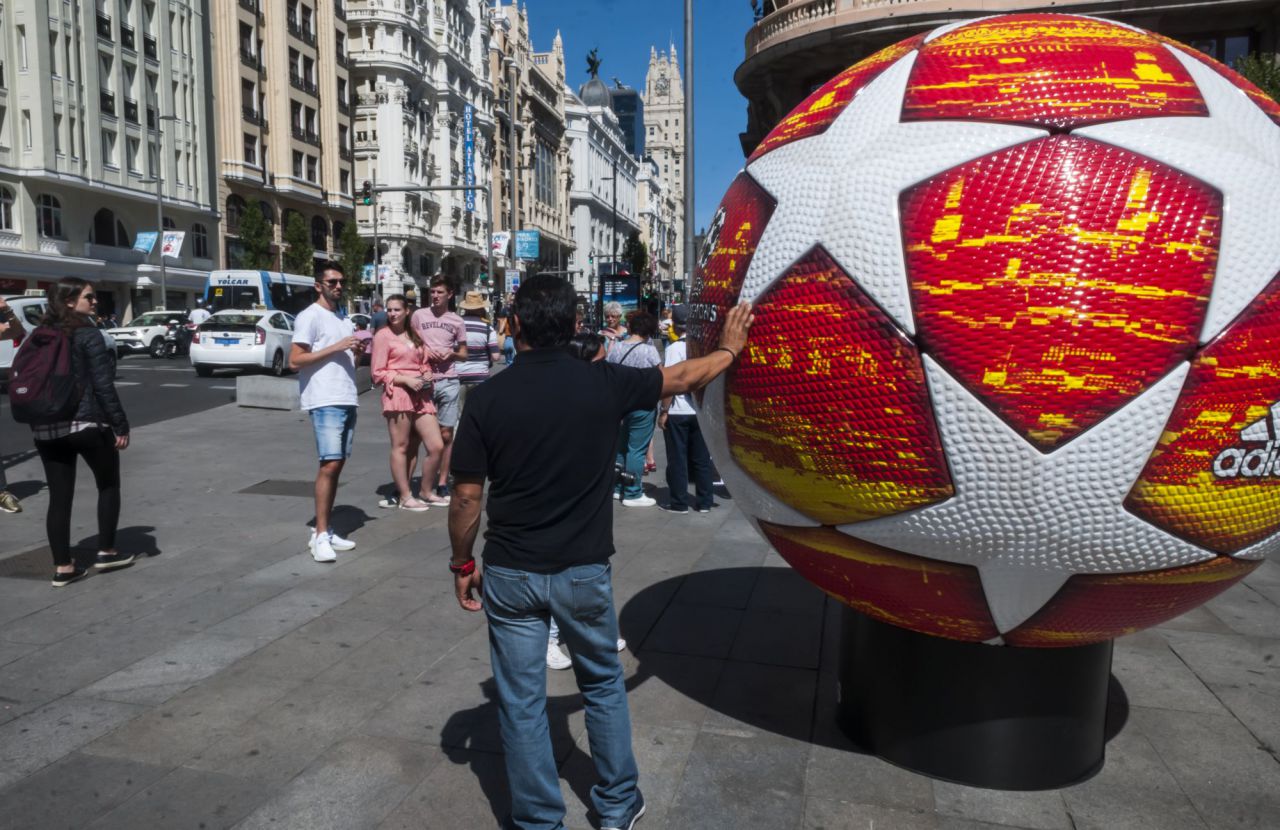 Un balón gigante en la Plaza de Callao. 