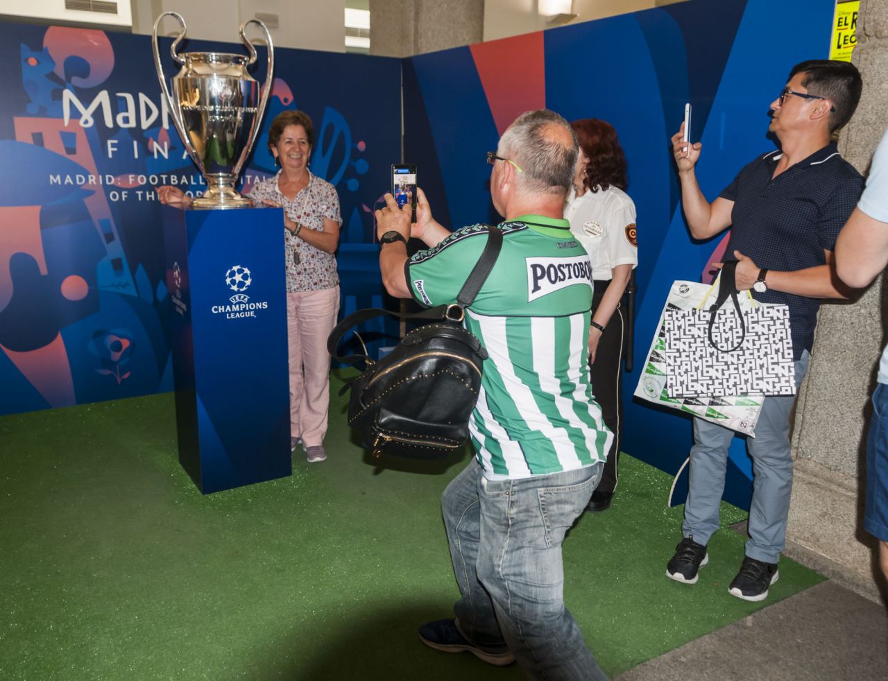 Los aficionados se fotografían con la copa. 
