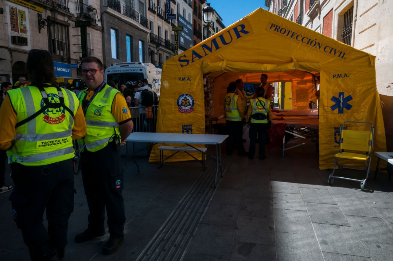 Un hospital de campaña vela por la seguridad de los aficionados que se concentran en el centro de Madrid, donde están desarrollándose las actividades del Champions Festival hasta el domingo