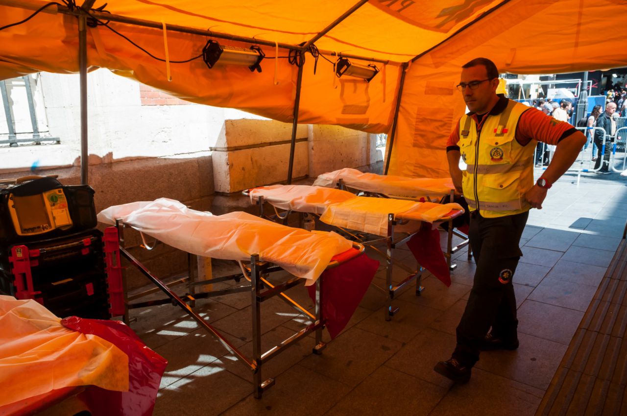 Un hospital de campaña vela por la seguridad de los aficionados que se concentran en el centro de Madrid, donde están desarrollándose las actividades del Champions Festival hasta el domingo