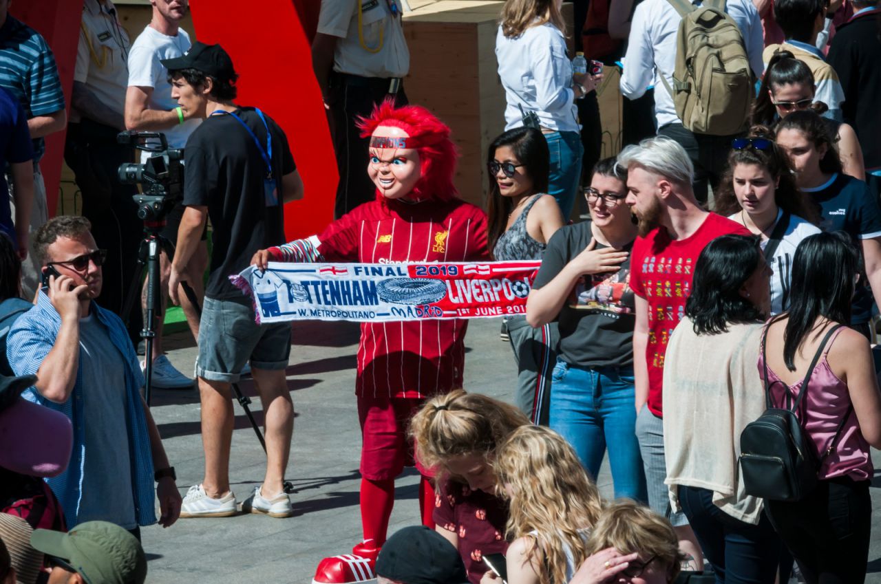 Los muñecos, típicos pobladores de la Puerta del Sol, también se apuntan a la fiebre de la Champions