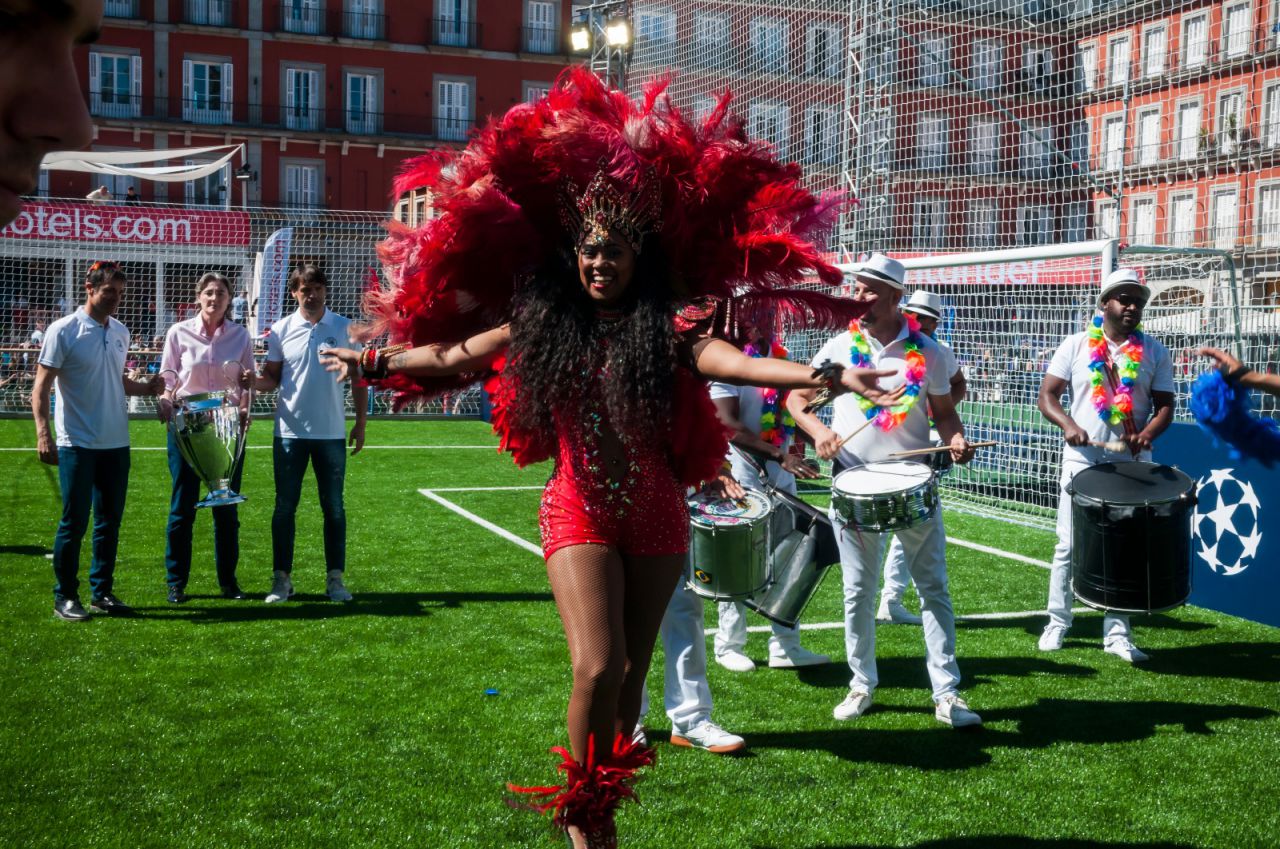 El paseo de la 'orejona' por las calles de Madrid ha sido una fiesta, con música y baile.