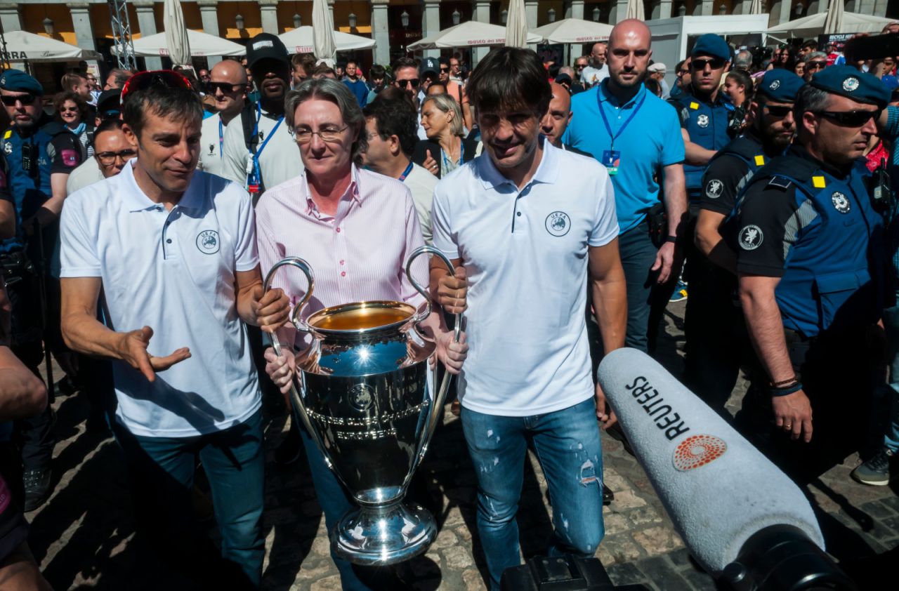 Los exjugadores del Real Madrid Fernando Morientes y del Atlético de Madrid Roberto Solozábal, junto a la teniente de alcalde en funciones, Marta Higueras, han paseado la 'orejona' por Madrid