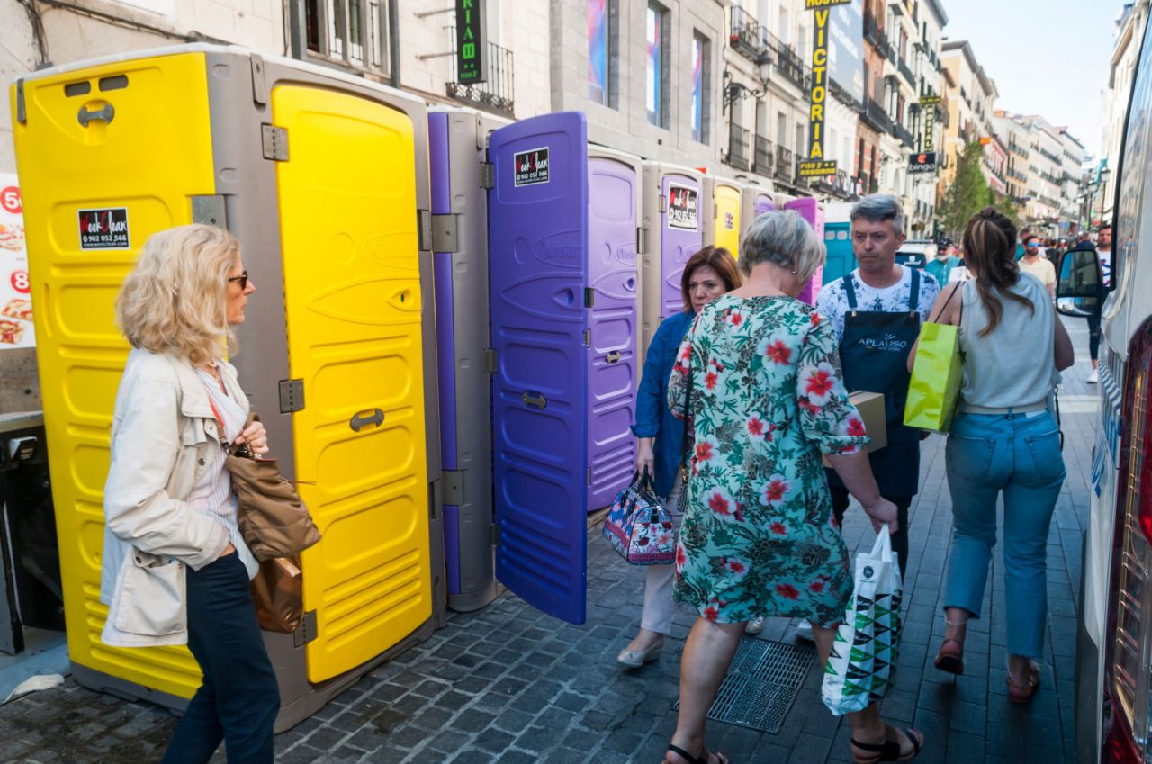 Baños portátiles en el centro de Madrid, donde se desarrollan los conciertos y actividades del Champions Festival