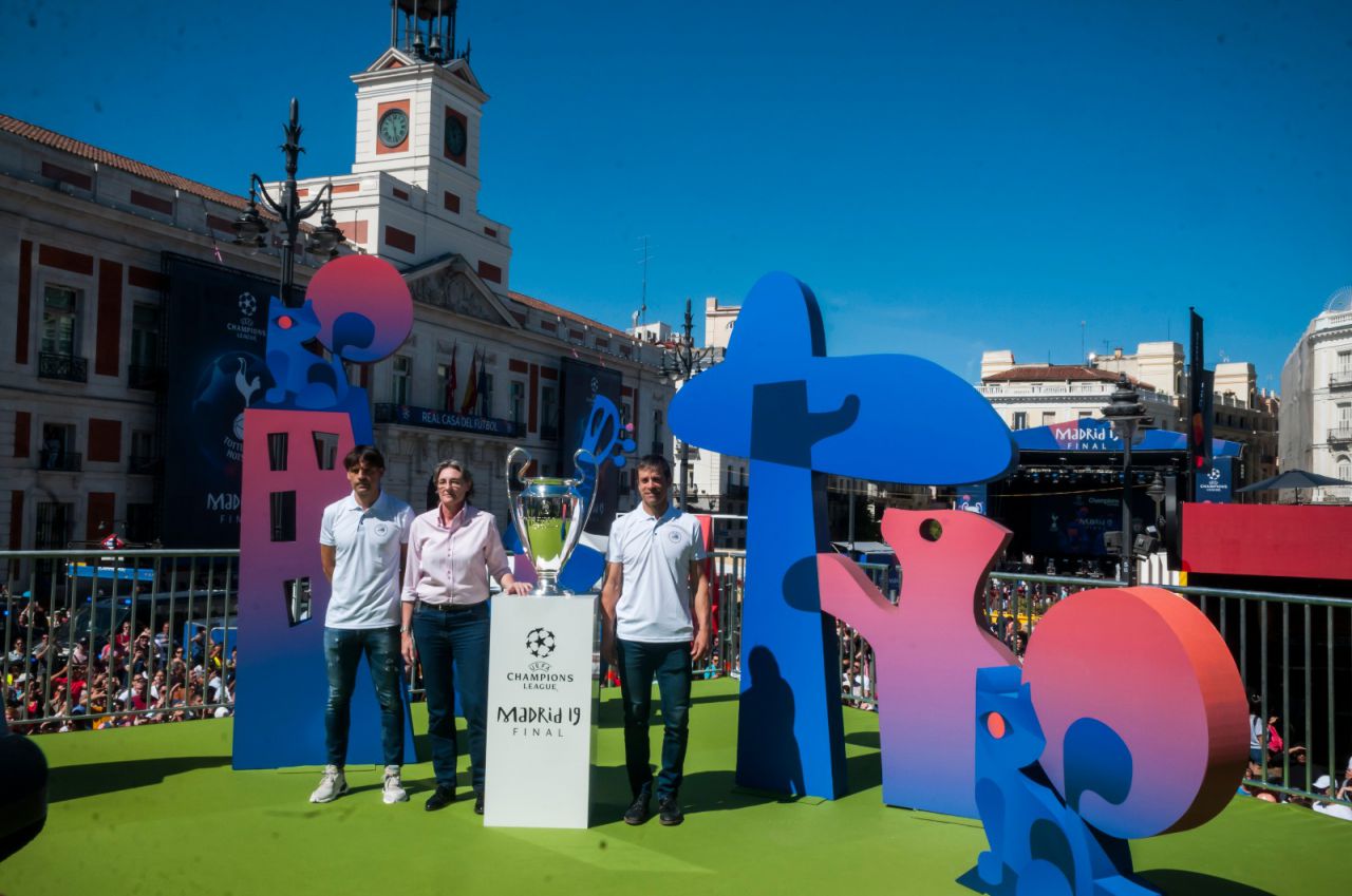 Los exjugadores del Real Madrid Fernando Morientes y del Atlético de Madrid Roberto Solozábal, junto a la teniente de alcalde en funciones, Marta Higueras, han paseado la 'orejona' por Madrid