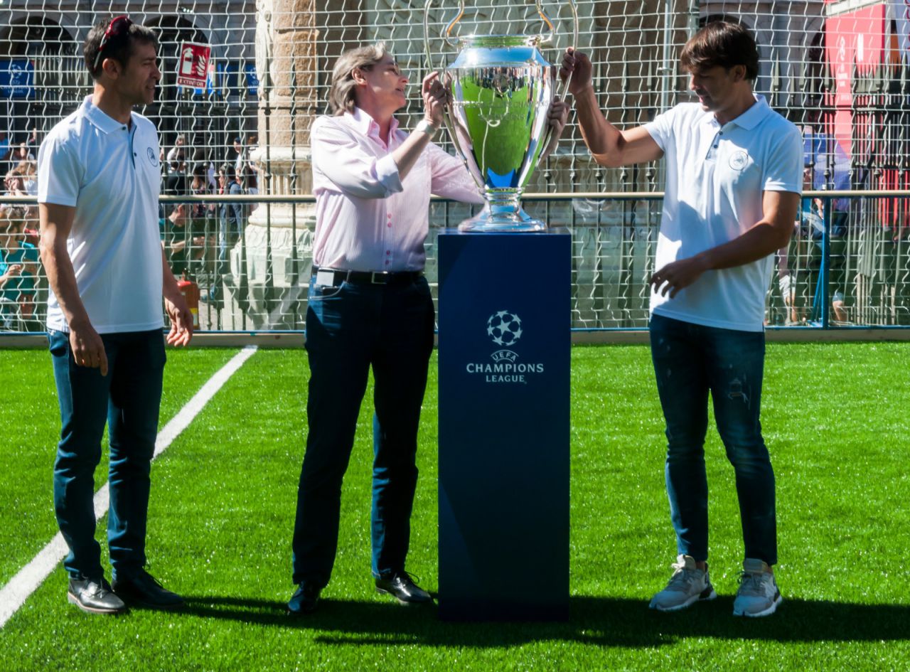 Los exjugadores del Real Madrid Fernando Morientes y del Atlético de Madrid Roberto Solozábal, junto a la teniente de alcalde en funciones, Marta Higueras, han paseado la 'orejona' por Madrid
