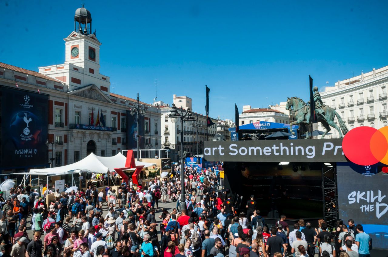 La Puerta del Sol se ha convertido en el epicentro de los conciertos y actividades del Champions Festival, que se celebra hasta el domingo en el centro de la ciudad