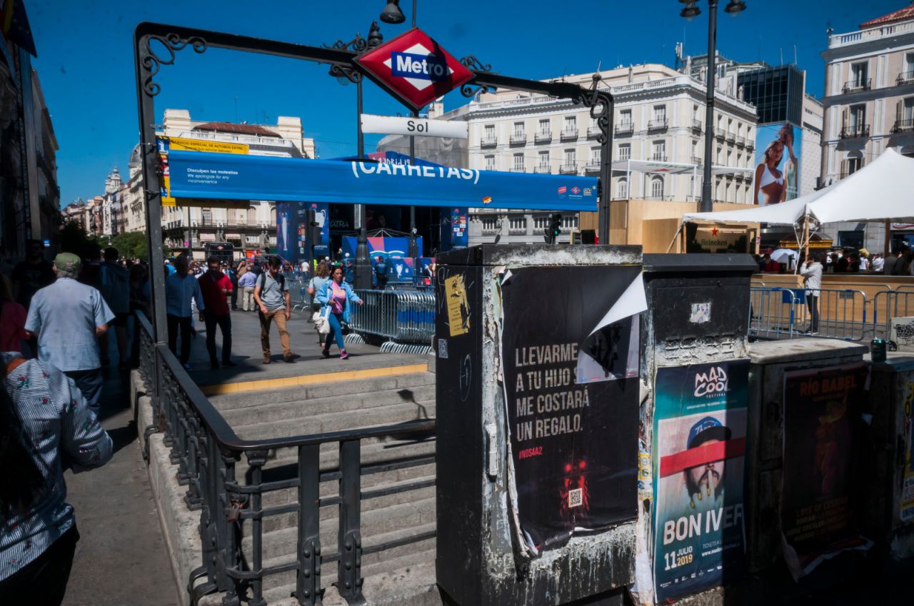 El transporte público se ha reforzado estos días y en las bocas de Metro de las zonas de máxima afluencia ya están preparadas las lonas informativas para mostrar otras alternativas cercanas de transporte