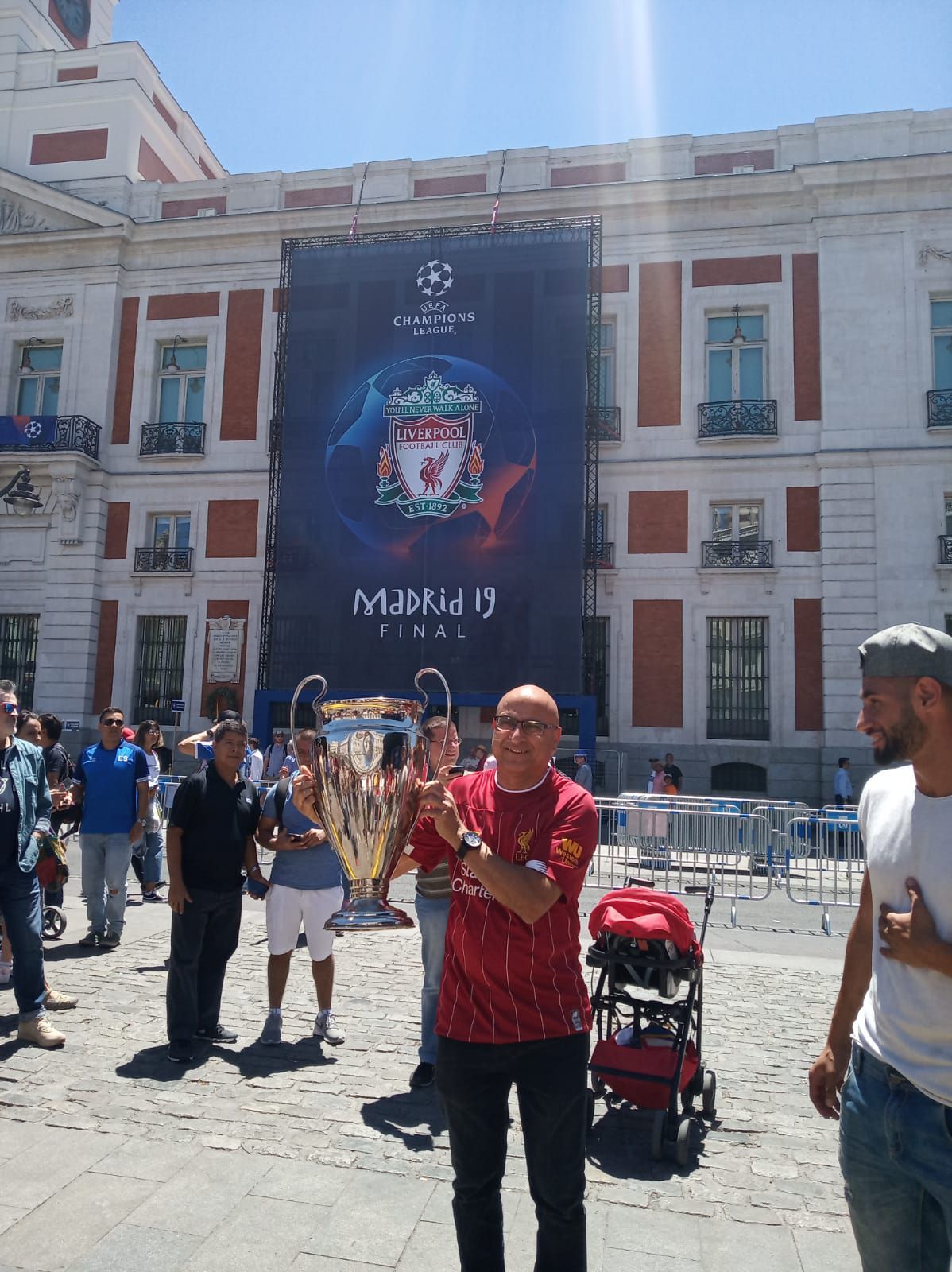 Aficionados, en el Puerta del Sol, con una reproducción del trofeo de la Champions