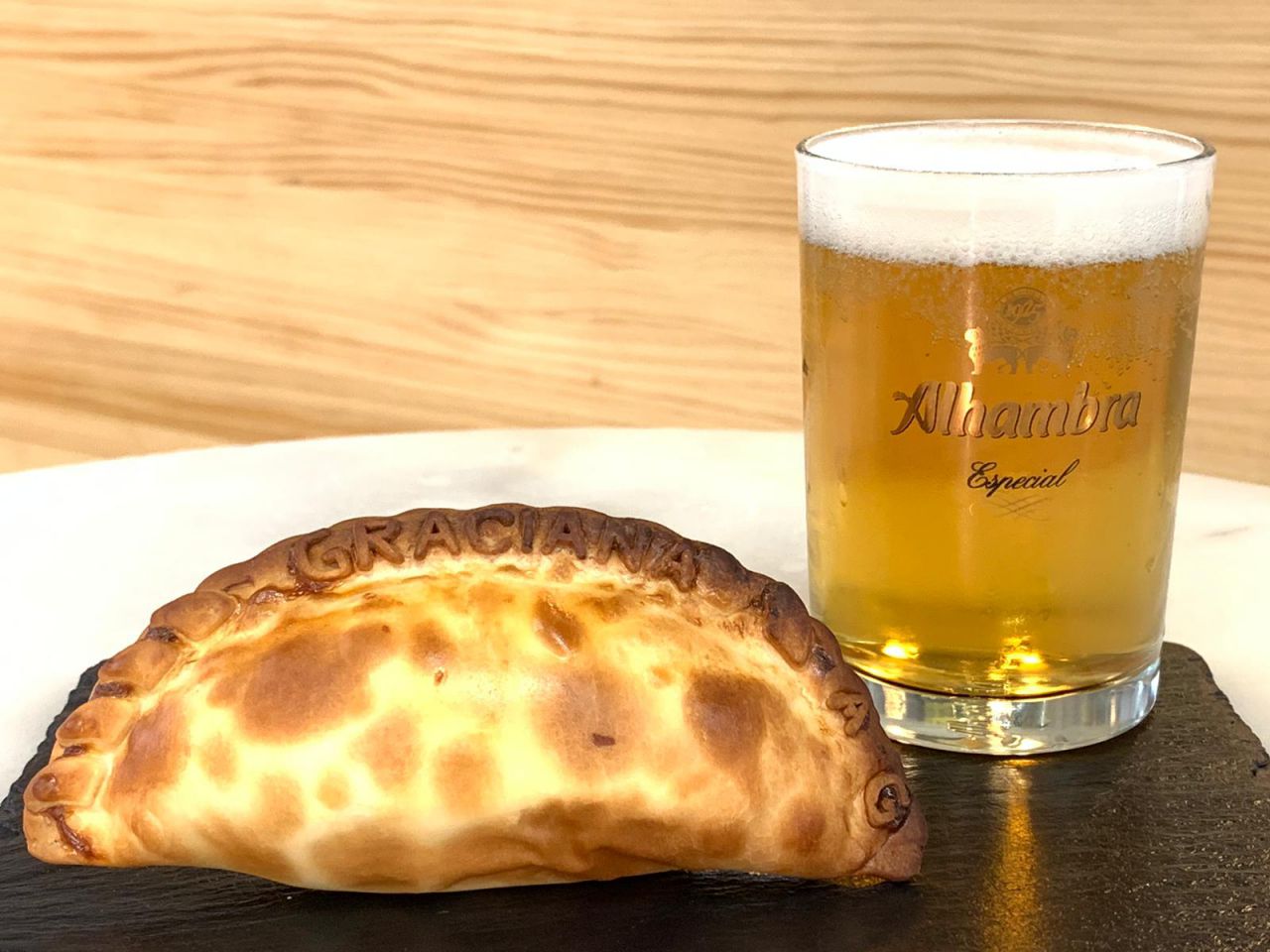 Empanada más caña de Alhambra, de Graciana