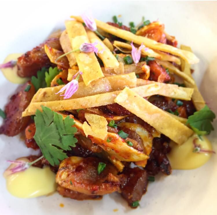 Tapa de oreja con mojo picón y crujiente de millo, de Picón