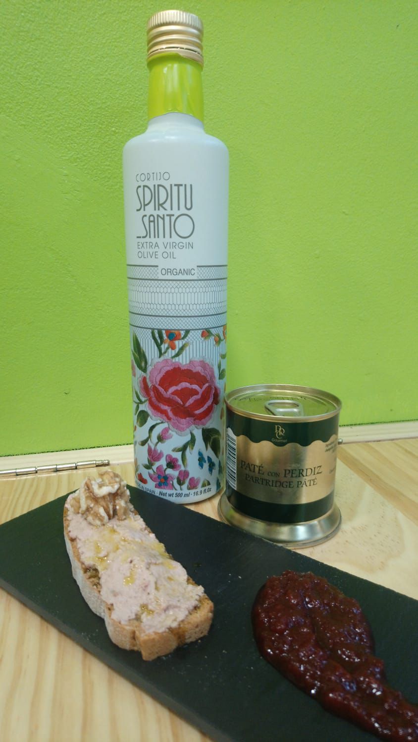 Tosta de paté con perdiz, AOVE y dulce de tomate, de Oliva