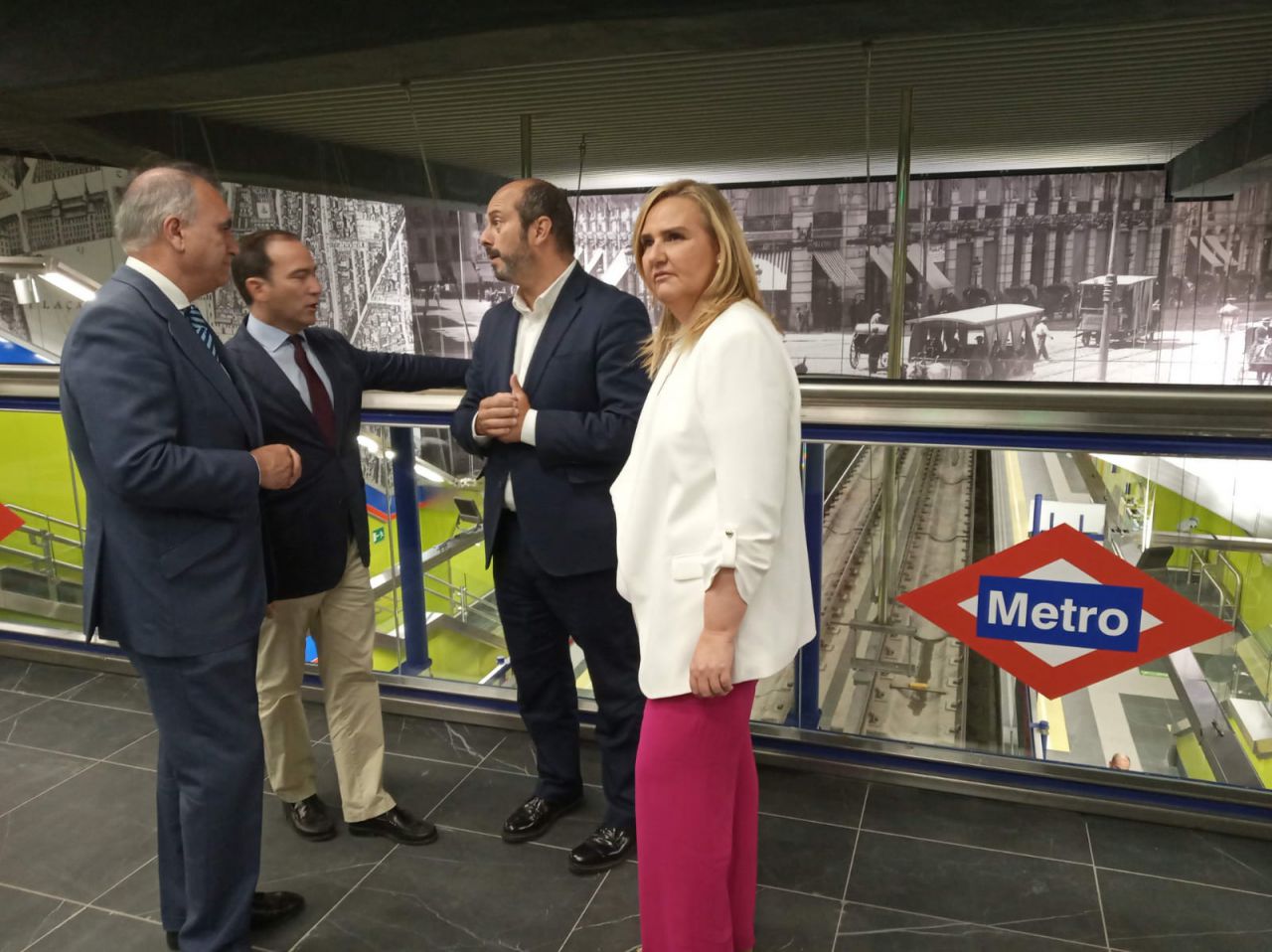 El presidente de la Comunidad, Pedro Rollán, y la consejera de Transportes, Rosalía Gonzalo, en la estación de Metro de Sevilla. 