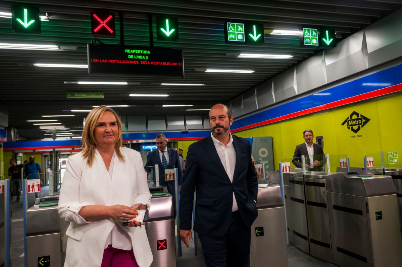 Rosalía Gonzalo y Pedro Rollán, en la entrada de la estación de Metro de Sevilla, recién renovada. 