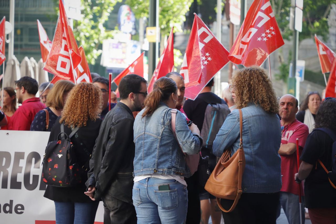 El sindicato CCOO ha acudido al juzgado donde los trabajadores se enfrentan a Deliveroo para dar apoyo a los 'riders'