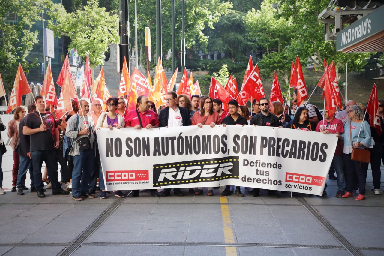 Manifestación de CCOO frente al juzgado donde los 'riders' se enfrentan a Deliveroo.