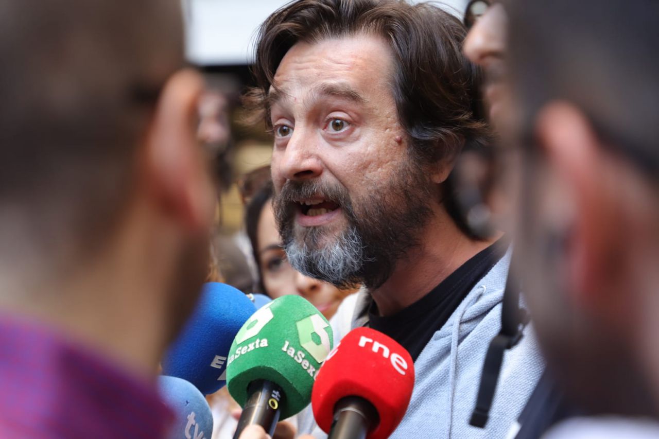 El diputado de Podemos Rafa Mayoral acudió al juzgado a apoyar a los 'riders' que se enfrentan a Deliveroo por sus malas condiciones laborales.