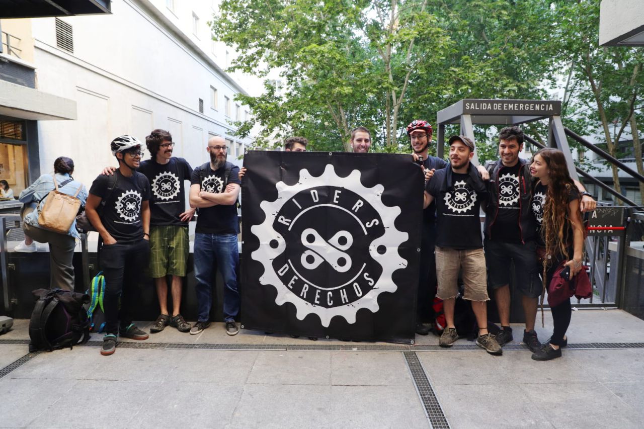 Medio centenar de 'riders' (repartidores en bicicleta) se enfrentan a Deliveroo en el juicio contra la empresa por sus condiciones de trabajo.