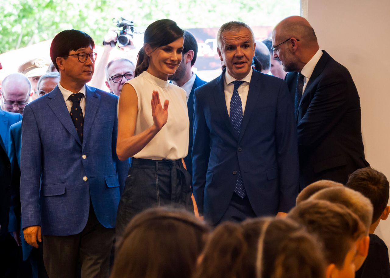 La reina Letizia junto al presidente de Samsung Ibérica, Hoon Chung, y el vicepresidente corporativo de Samsung Ibérica, Celestino García.