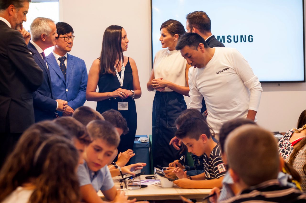 La reina ha visitado uno de los talleres dirigidos a colegios de Samsung. 