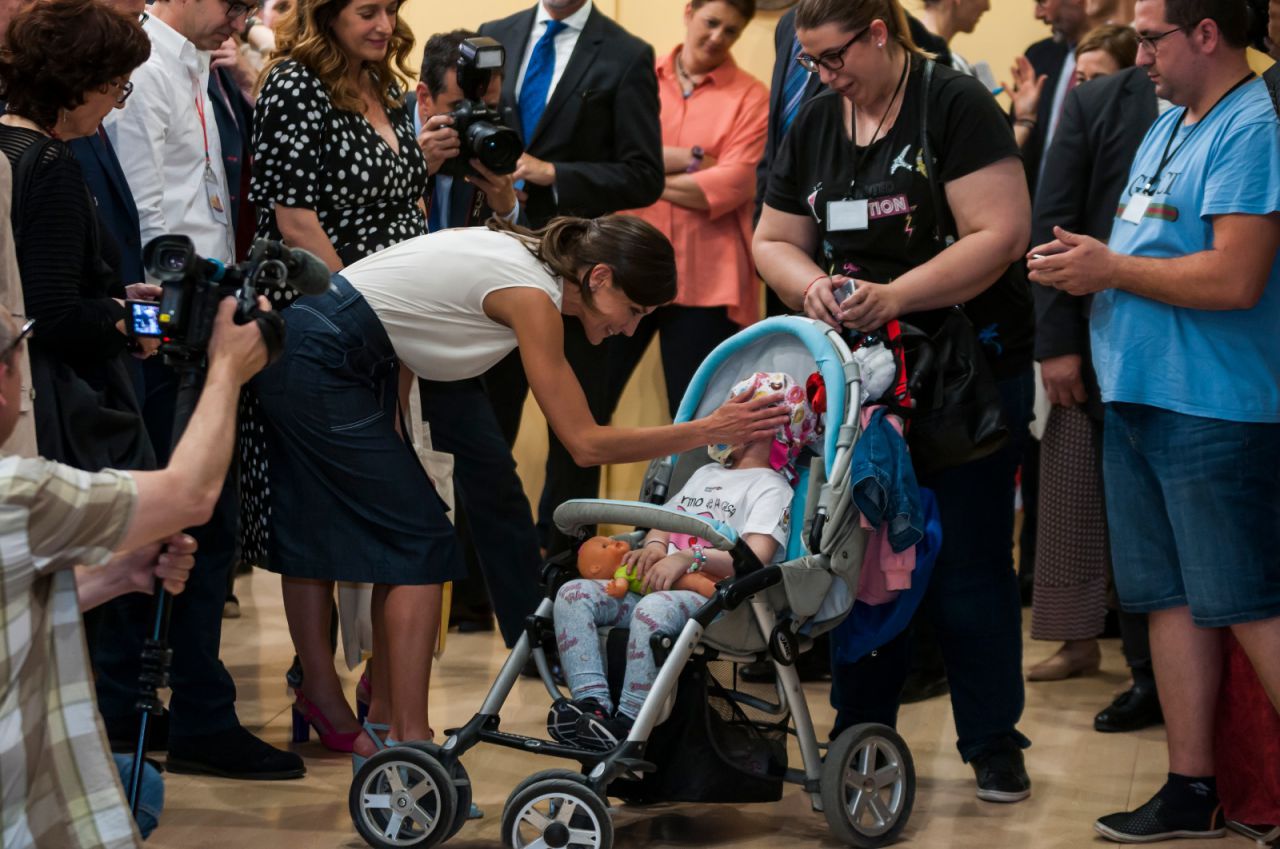 La reina se ha parado a saludar a los asistentes. 